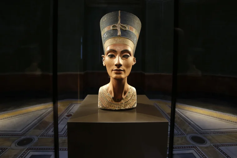 مجسمه نیم‌ تنه نفرتیتی